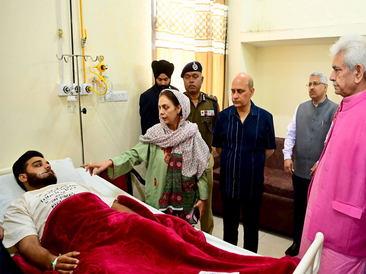  Jammu and Kashmir Lieutenant Governor Manoj Sinha enquiring about health of a injured police personnel during a visit to a hospital in Jammu on Sunday. (Photo/Information & Public Relations Department Jammu)
