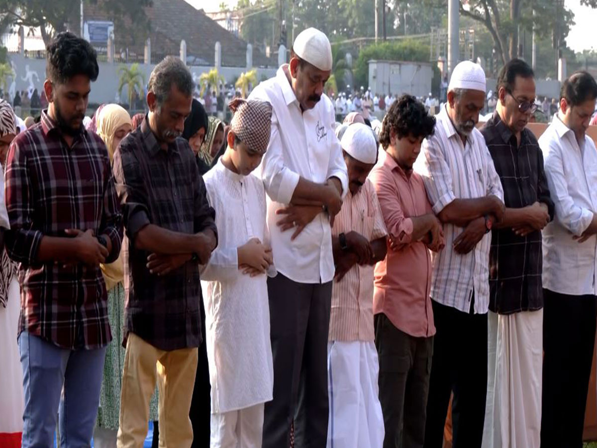 Muslims offer prayers on Eid-ul-fitr in Thiruvananthapuram (Photo/ANI)