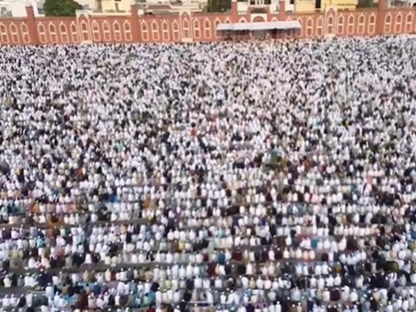 People offering prayers at Idgah, Bhopal (Photo/ANI) 
