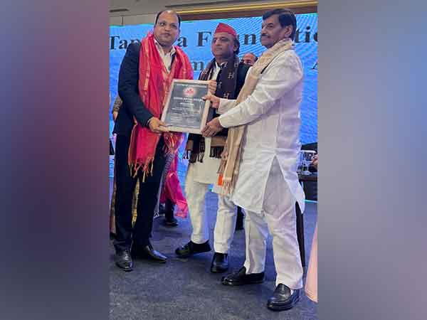 Nikhil Singhal honored with Uttar Pradesh Anmol Ratan Award, by Akhilesh Yadav