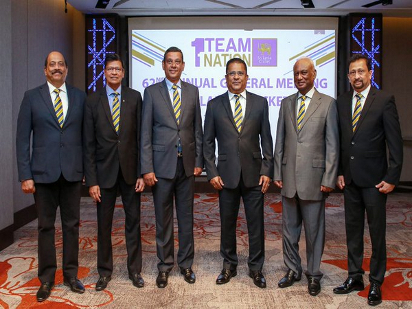 President of Sri Lanka Cricket Shammi Silva (Fourth from Left) (Image: Twitter/SLC)