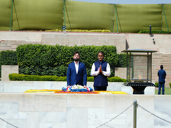 Chile President Gabriel Boric Font at Raj Ghat (@MEAIndia)