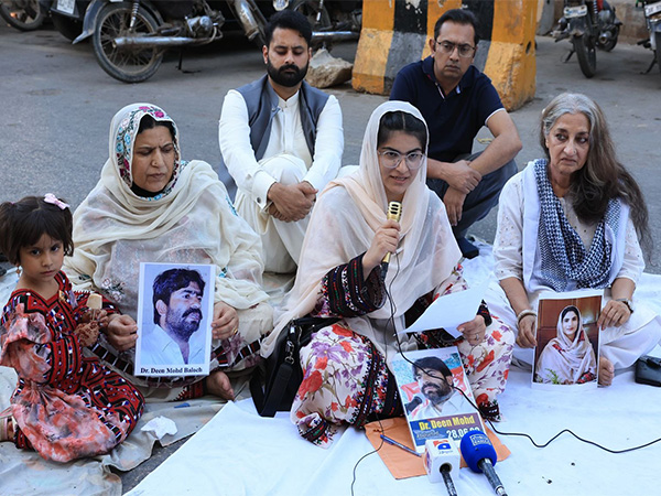 Press conference outside Karachi Press Club demanding release of Sammi Deen Baloch (Photo/X@BalochYakjehtiC)