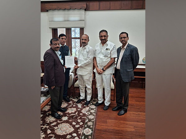  Union Minister of State for Home Affairs Bandi Sanjay Kumar and Union Minister for Labour, Employment, and Sports Affairs Mansukh Mandaviya  (Photo/ @bandisanjay_bjp)