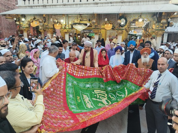 Indian Minorities Federation organises Multifaith Sadbhawna Eid at Nizamuddin Dargah (Photo: ANI)