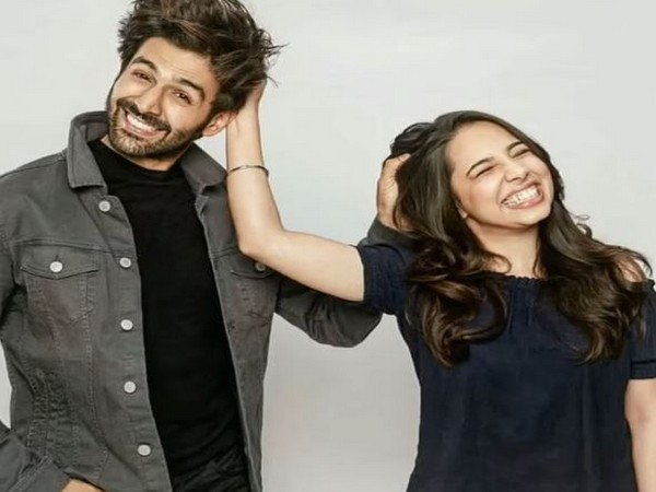 Actor Kartik Aaryan and his sister (Image source: Instagram)