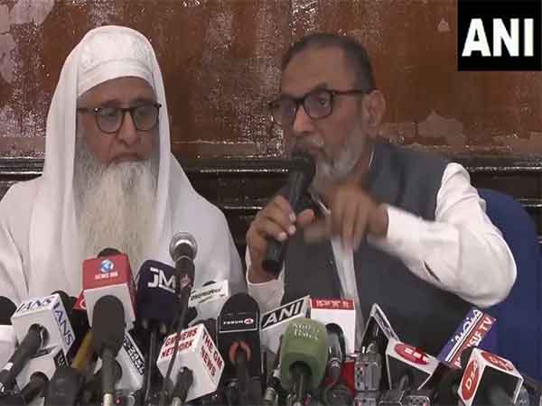 General Secretary AIMPLB, Maulana Mohammed Fazlur Rahim Mujaddidi (L), AIMPLB Spokesperson, Syed Qasim Rasool Ilyas (Photo/ANI)