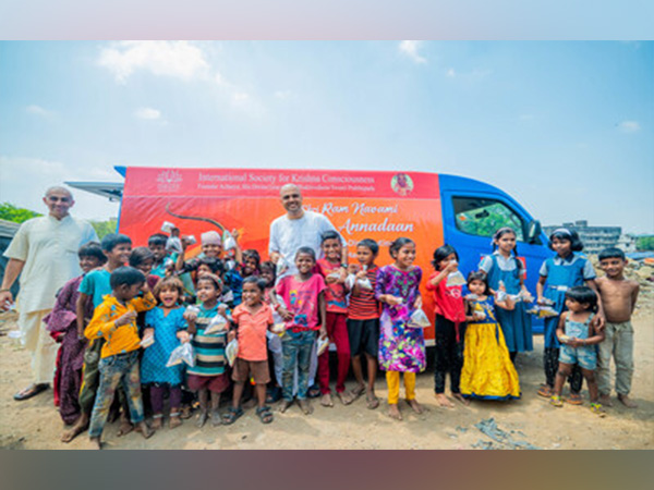 Children are very Happy to receive hot food packets from devotees of ISKCON Bhiwandi on the occasion of Shri Rama Navami Annadaan
