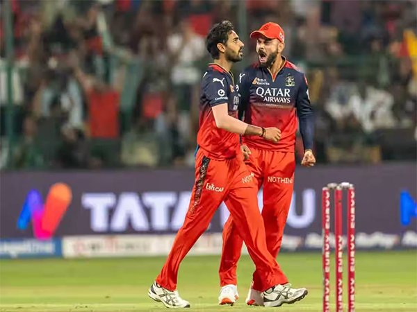 Bhuvneshwar Kumar celebrating with Virat Kohli (Photo: @BCCI/IPL) 
