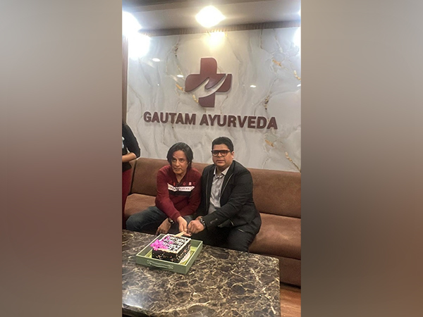 Bollywood star Rahul Roy visits Gautam Ayurveda Clinic and celebrates its 25th anniversary by cutting the cake