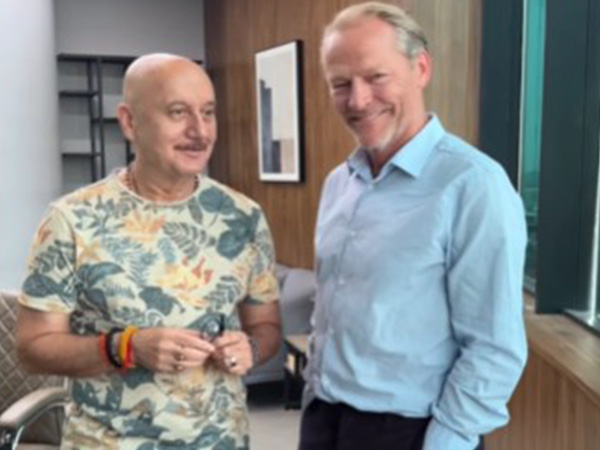 Anupam Kher, Iain Glen (Photo/instagram/@anupampkher)