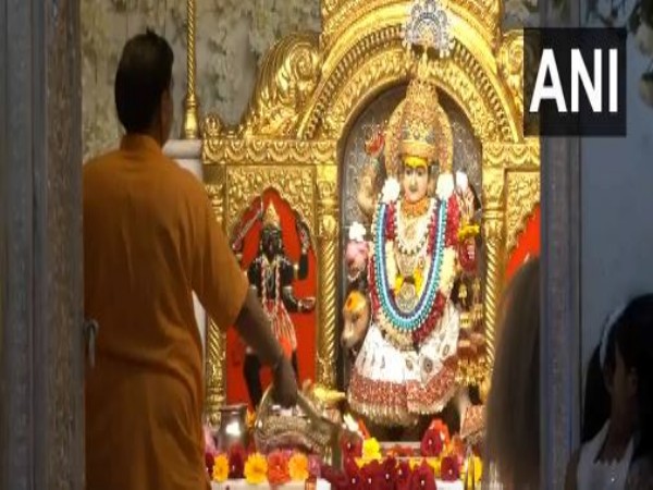 Morning Aarti is being offered at Jhandewalan Temple (Photo/ANI)
