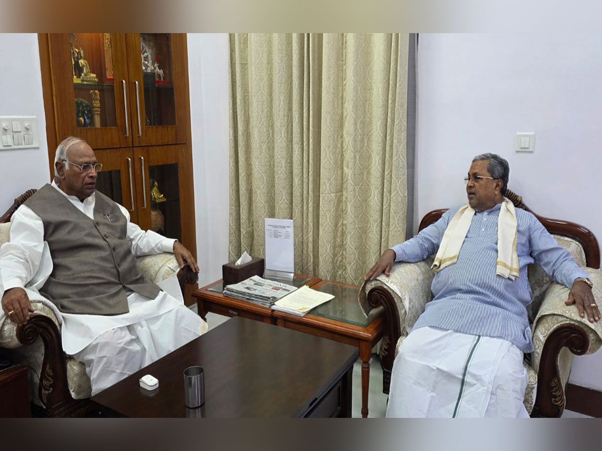 Karnataka CM Siddaramaiah meets AICC chief Mallikarjun Kharge in Delhi (Photo/ANI)