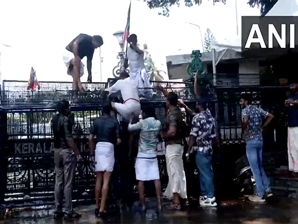 Police deploy water cannons on BJYM protesters (Photo/ANI)