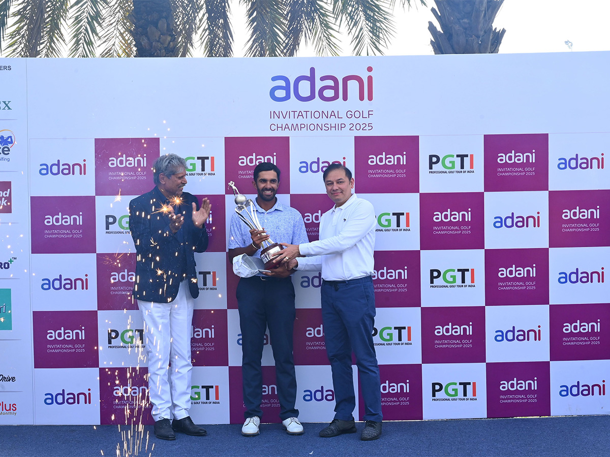 Winner Saptak Talwar (centre) receives trophy from Pranav Adani and PGTI president Kapil Dev (Image: PGTI)