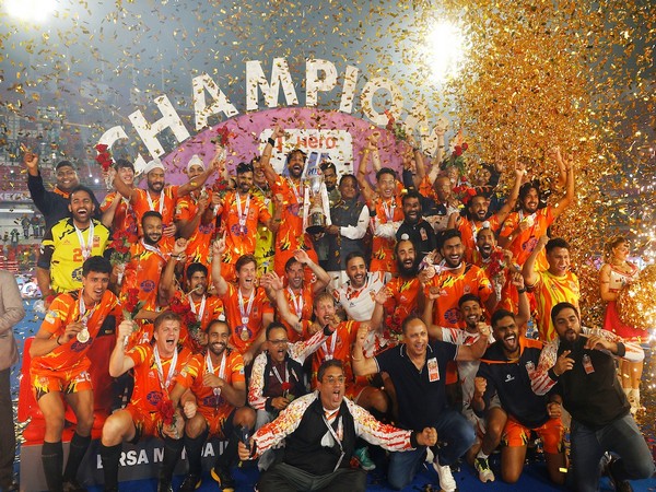 Shrarchi Rarh Bengal Tigers lifting HIL 2024-25 trophy (Image: HI)