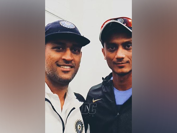 MS Dhoni and Axar Patel (Photo: Instagram/@delhicapitals)
