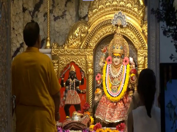 Morning Aarti is being offered at the Jhandewalan Temple (Photo/ANI)
