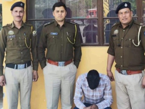 Himachal Pradesh Police with the accussed (Photo/Himachal Pradesh Police)