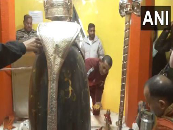 Devotees gather at Shankaracharya Temple in Srinagar on Ram Navami (Photo/ANI)