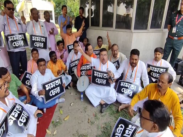 West Bengal LoP Suvendu Adhikari, BJP MLAs protest against state government (Photo/ANI)