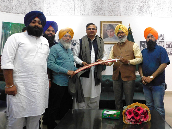 Saad Ahmad Warraich, Pakistan’s Charge d'Affaires to India with yatrees (Image: X@PakinIndia)