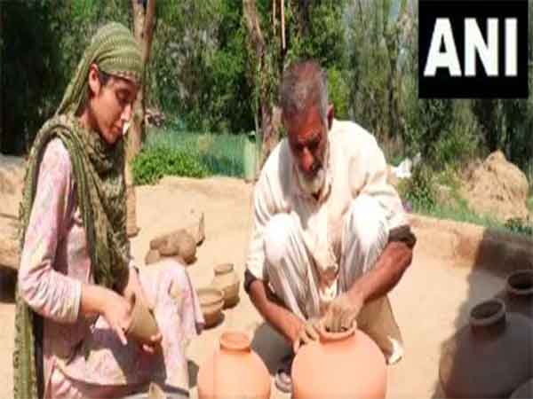 Potters creating earthenware in Udhampur (Photo/ANI) 