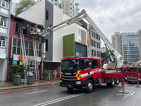 Resuce ops at Singapore's River Valley Road (Photo/ https://www.facebook.com/SCDFpage) 