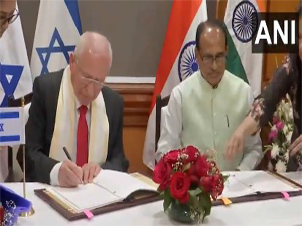 Union Minister Shivraj Singh Chouhan (Right) with his Israeli counterpart Avi Dichter (Photo/ANI)