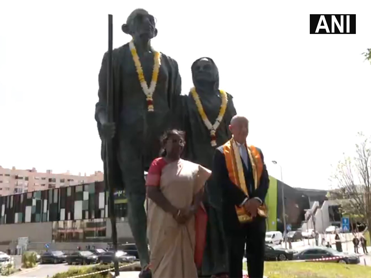 President Droupadi Murmu paid a floral tribute to the statue of Mahatma Gandhi (Photo/ANI)