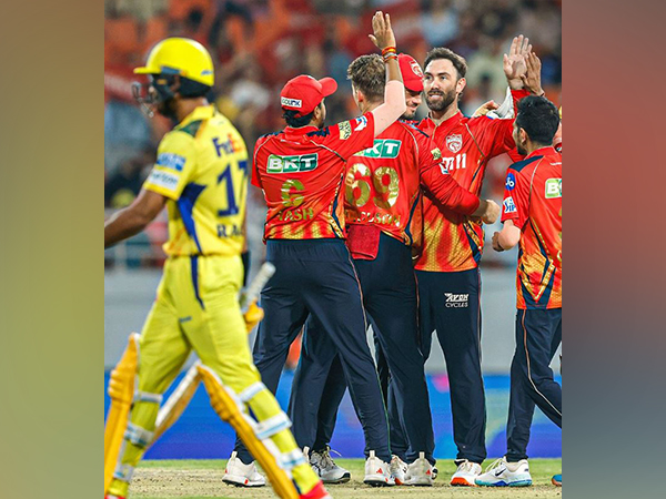 Maxwell celebrating with PBKS players (Photo: @PunjabKingsIPL/X)