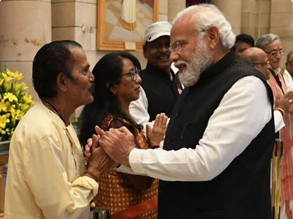 Prime Minister Narendra Modi with Padma Shri awardee Ramsahay Pandey (File Photo/X: @narendramodi)