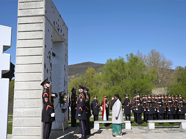 President Murmu pays tribute at Gate of Freedom Memorial in Bratislava. (Photo/X@rashtrapatibhvn)
