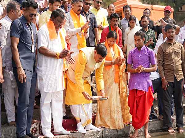 MP CM Mohan Yadav offering prayers to Narmada River (Photo / CMO)