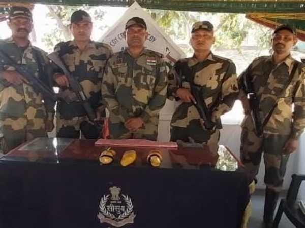 BSF recovers three packets of heroin weighing 1.666 kg near Hashimpura (Photo/ANI)