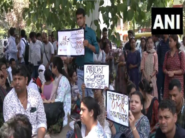 SSC teachers hold 'dharna' protest in Kolkata (Photo: ANI)