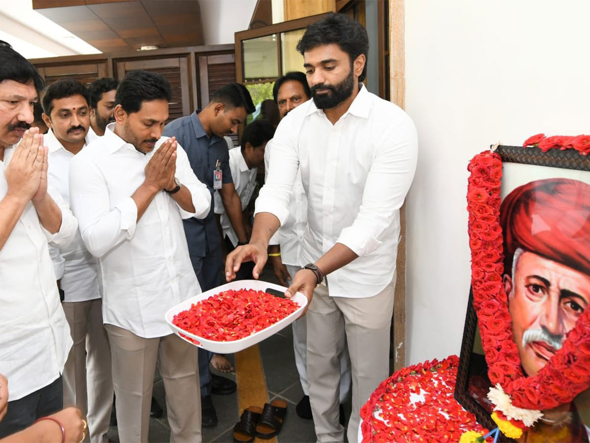 YS Jagan Mohan paying tribute to Mahatma Phule (Photo/ X @ysjagan) 