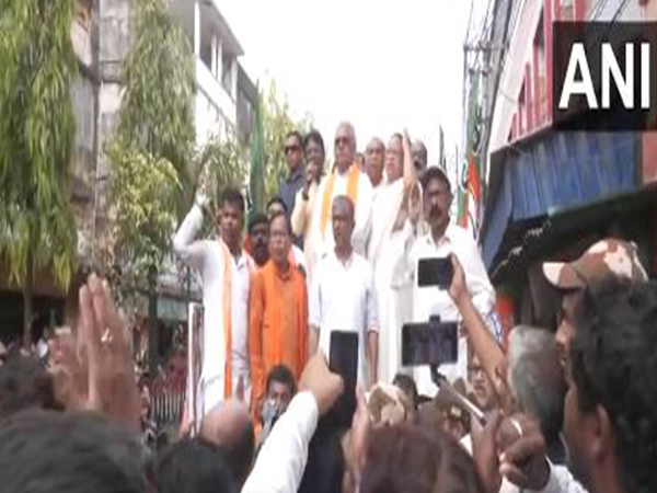 BJP leader Dilip Ghosh and other party members hold protest to gherao DM’s office in Malda (Photo/ANI) 