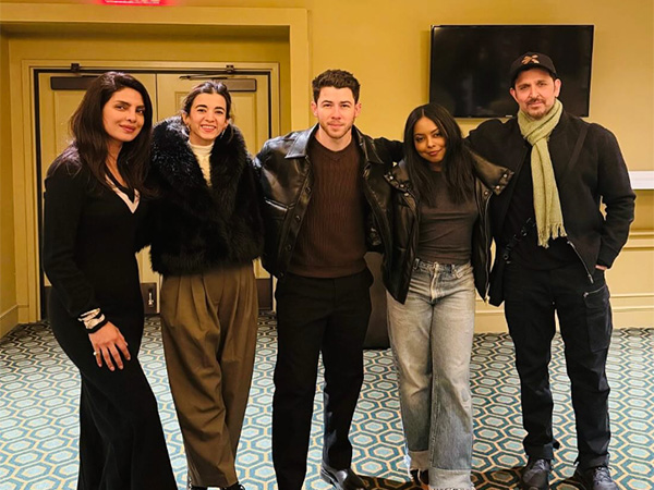 Priyanka Chopra, Saba Azad, Nick Jonas, Adrienne Warren, Hrithik Roshan (Photo/Instagram/@hrithikroshan)