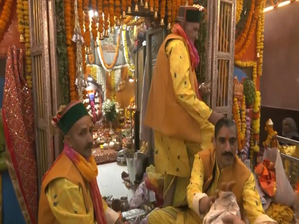 Devotees visit Jakhu Hanuman Temple in Shimla in huge numbers (Photo: ANI)