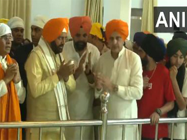 Haryana CM Nayab Singh Saini offers prayers at Anandpur Sahib Gurudwara (Photo/ANI)
