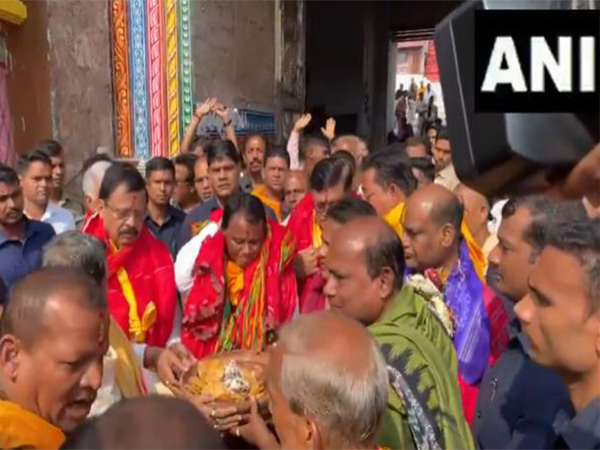 Odisha CM Mohan Charan Majhi offer prayers at Jagannath Temple (Photo/ANI) 