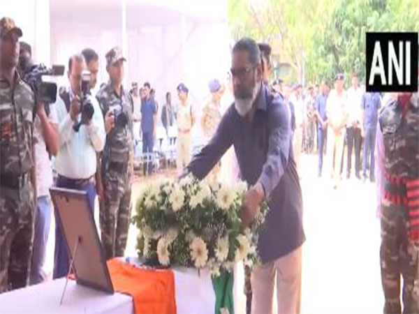 Jharkhand CM Hemant Soren and Governor Santosh Kumar pay tribute to deceased Jharkhand Jaguar jawan (Photo/ANI) 