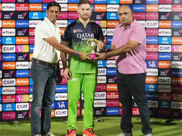 Phil Salt (middle). (Photo: IPL) 