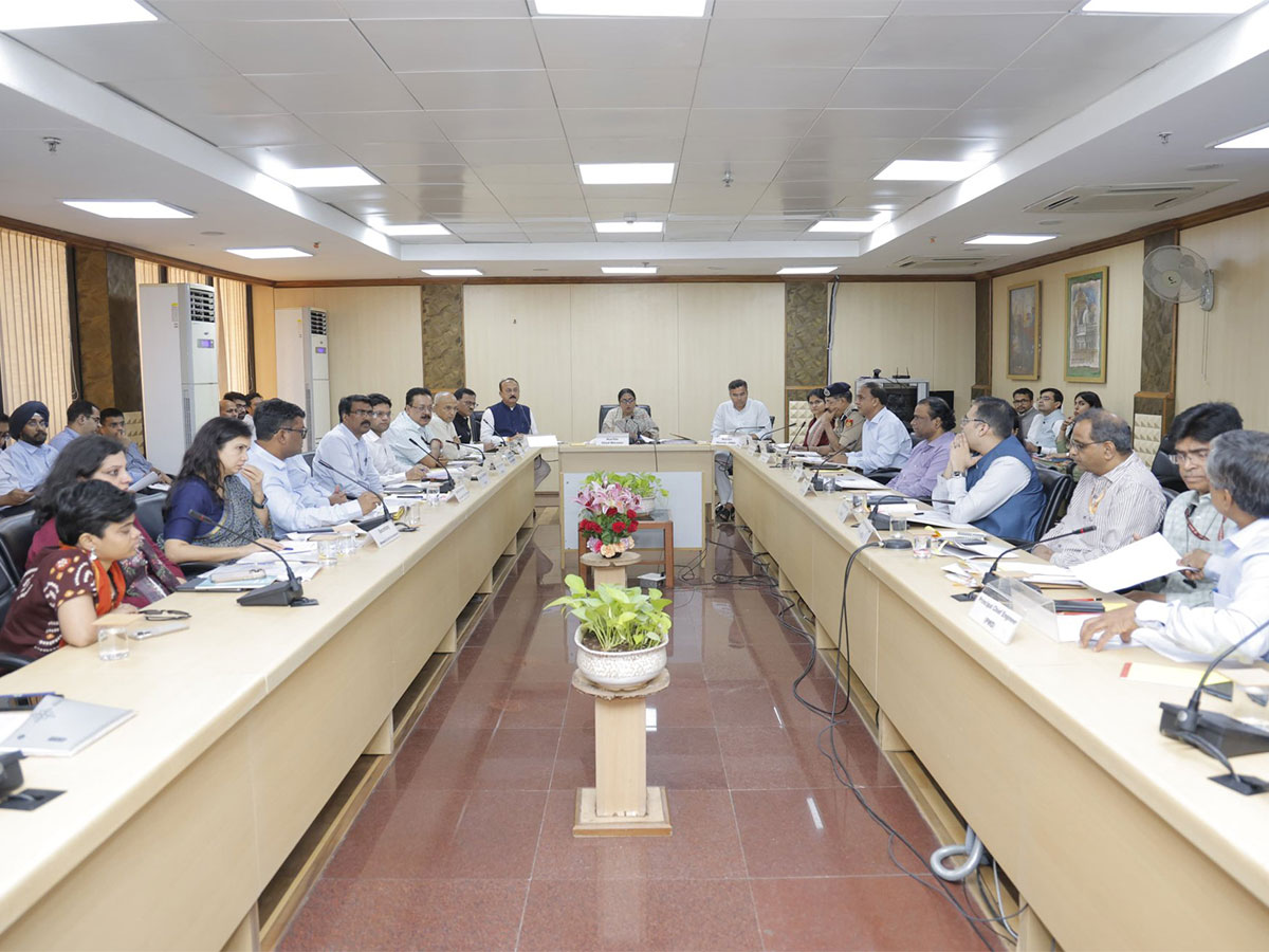 Delhi CM Rekha gupta held a meeting (Photo/X/@KapilMishra_IND)