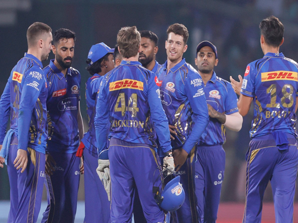 Mitchell Santner with MI team (Photo: @ipl/X) 