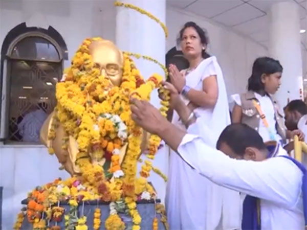 People paying tribute to BR Ambedkar (Photo/ANI)