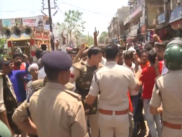 Police trying to control the crowd (Photo/ANI)