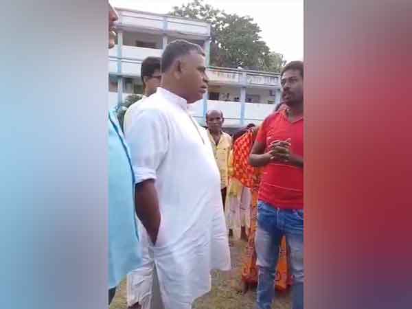 VHP delegation met Murshidabad Hindus staying in shelter in West Bengal (Photo/@vinod_bansal)