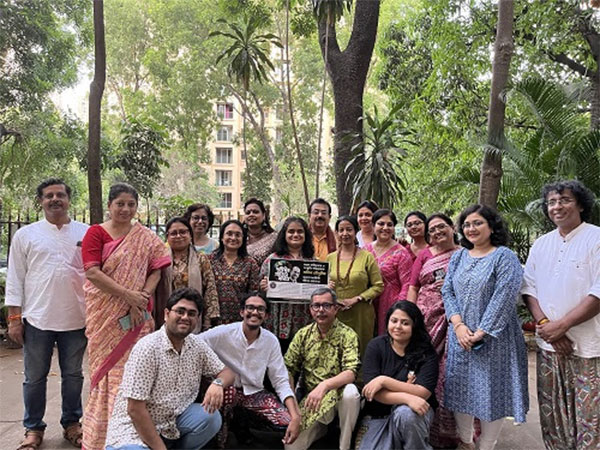 Participants of the Prithibir Gaari Ta Thamao Project rehearsing in Mumbai
